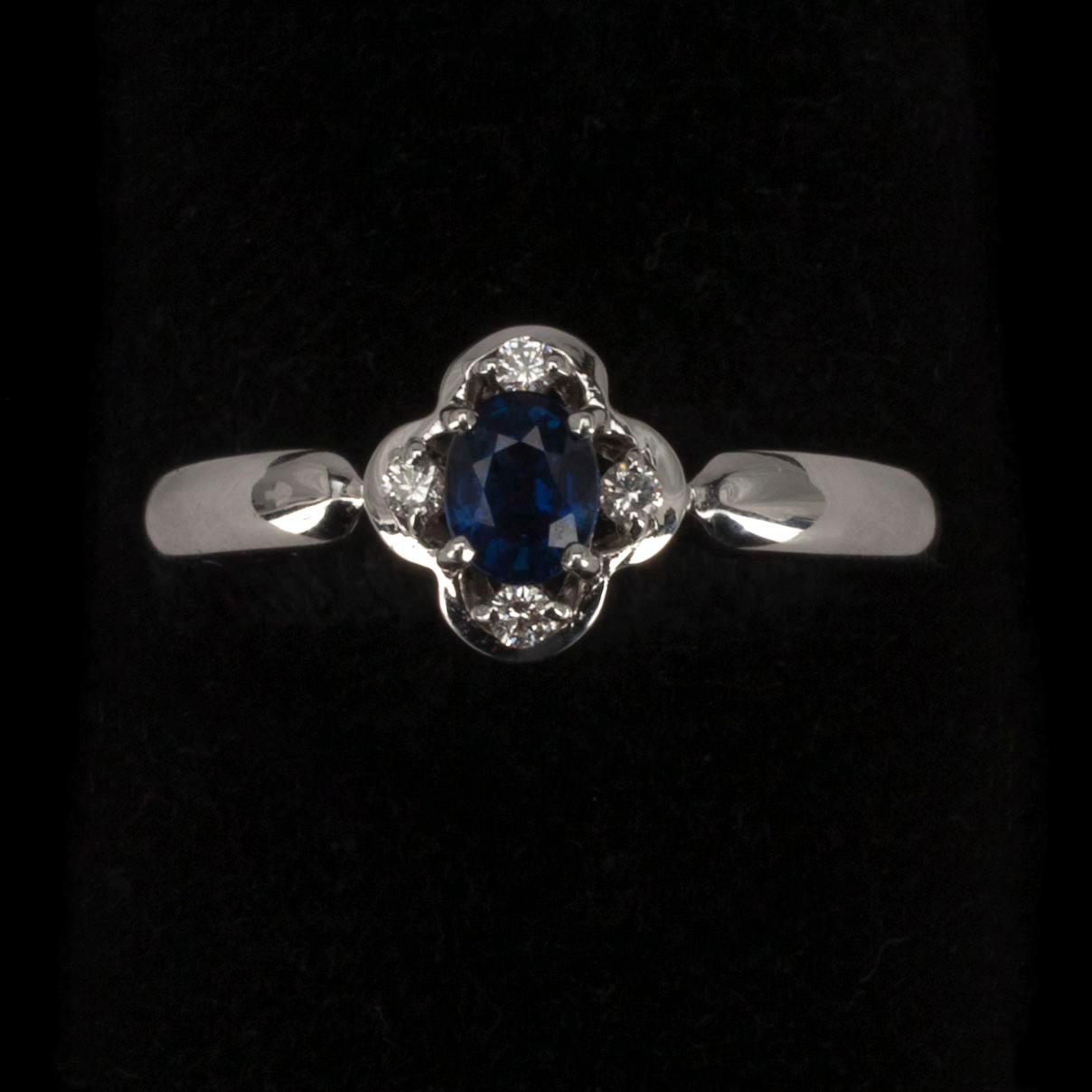 RING, vitguld 18K, 4 små diamanter, safir i mitten. Vikt 3,5 g.