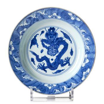 1141. A blue and white 'dragon' dish, Qing dynasty with Yongzheng mark and of the period (1723-35).