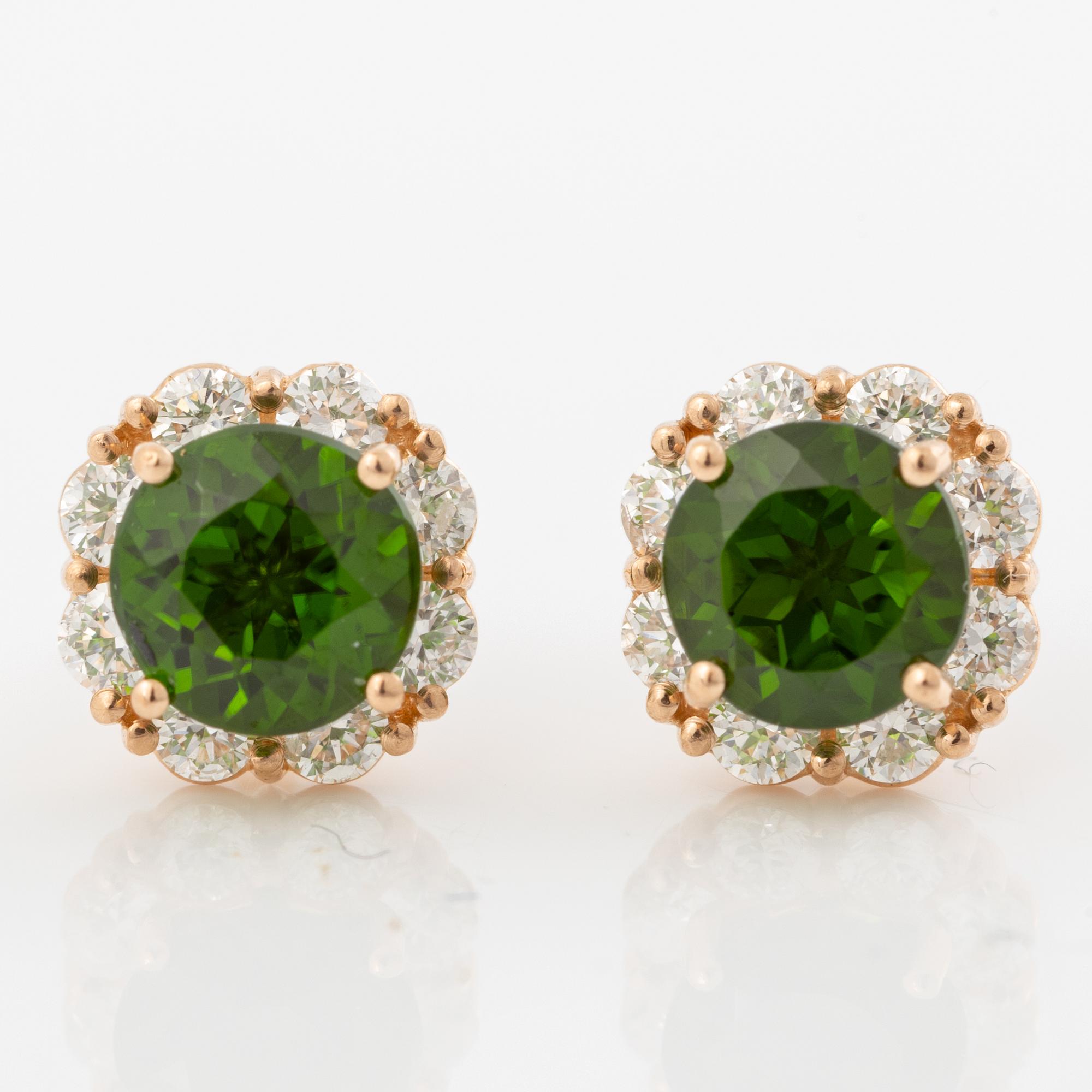 Ett par örhängen 14K guld  med gröna fasettslipade turmaliner och runda briljantslipade diamanter.