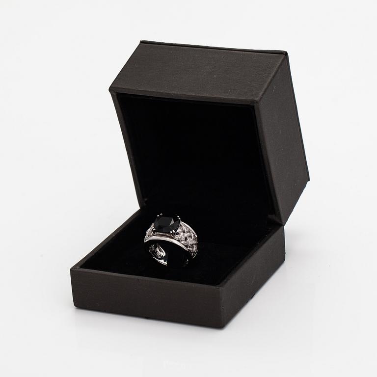 Ring, 14K vitguld, mörk grön turmalin ca 7.38 ct och diamanter ca 0.42 ct tot enligt certifikat.