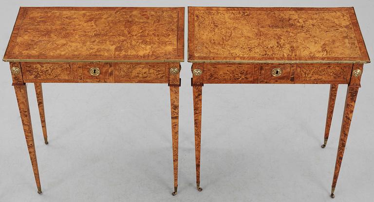 BORD, ett par, av Anders Lundelius 1785 (mästare i Stockholm 1778-1823). Gustavianska.
