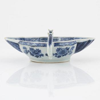 A Chinese blue and white export porcelain sauce boat, Qing dynasty, Qianlong (1736-95).