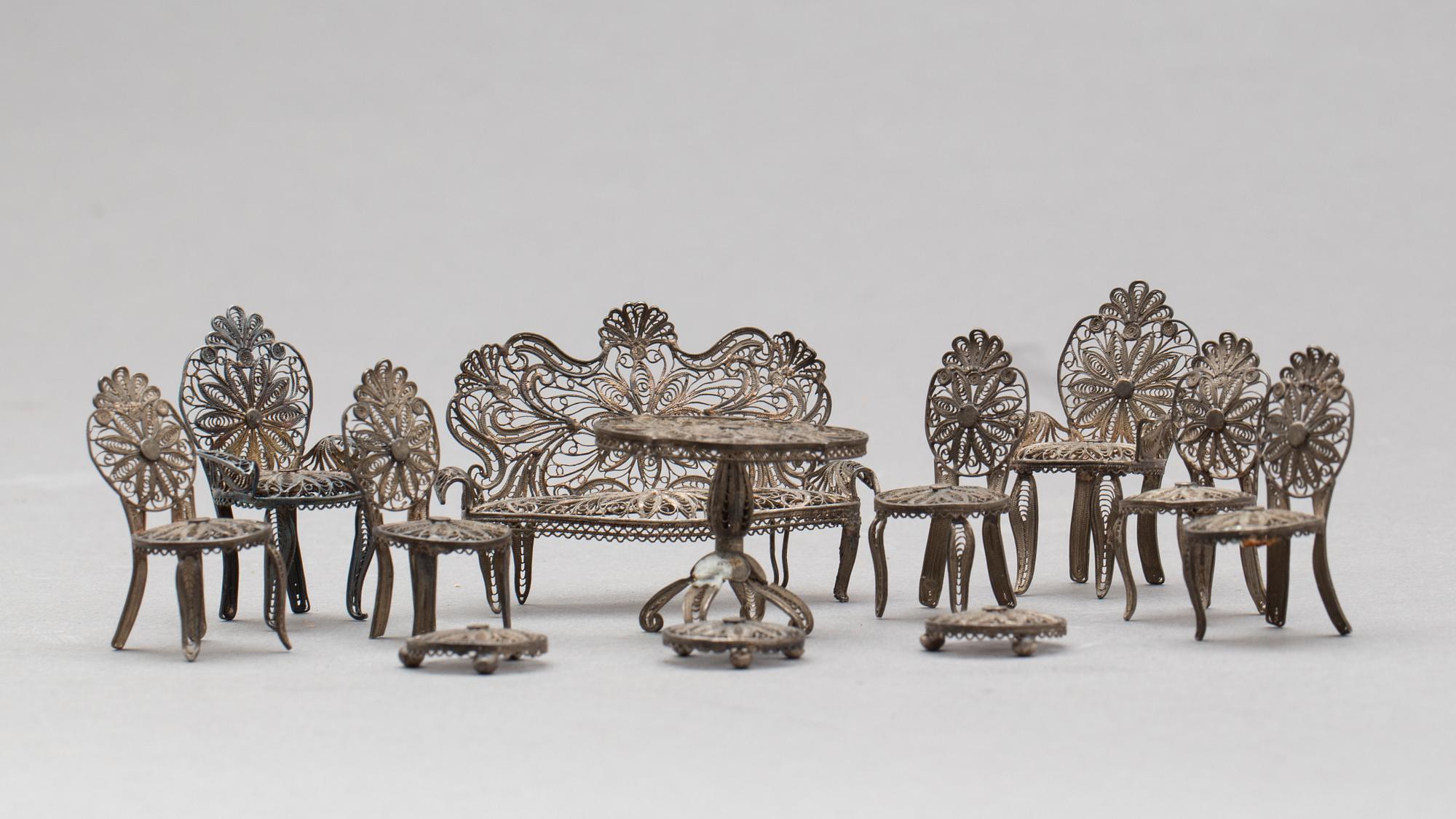 DOCKSSKÅPSMÖBLEMANG, 12 delar, låghaltigt silver, 1800/1900-tal, total vikt ca 60 gram.