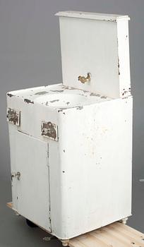 TVÄTTKOMMOD, målad plåt samt, SET MED TVÄTTATTIRALJER, 4 delar, porslin, Kuznetsov, 
Ryssland 1800-talets slut.