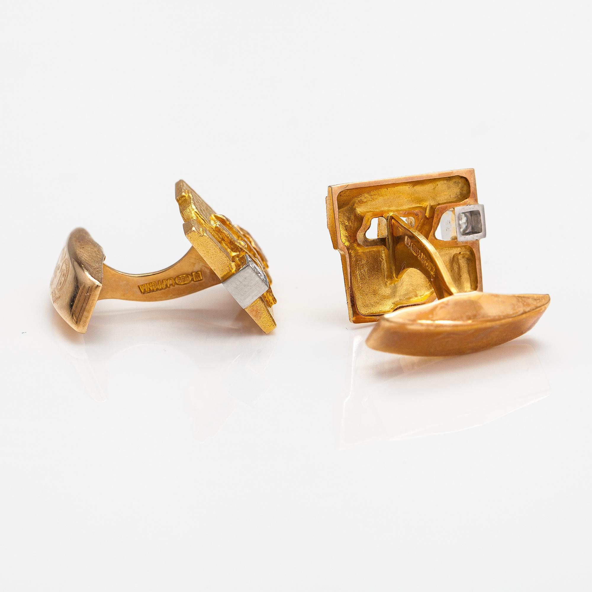Björn Weckström, Solmioneula ja kalvosinnappipari "Jääriite", 14K kultaa, timantteja n. 0.18 ct yht. Lapponia.