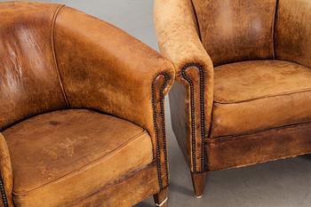 CLUBFÅTÖLJER, ett par. 1900-talets första hälft.