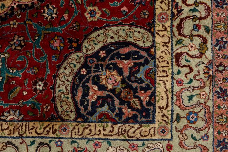 Matto, semi-antique Tabriz, signed ca 335,5 x 256,5 - 261,5 cm.