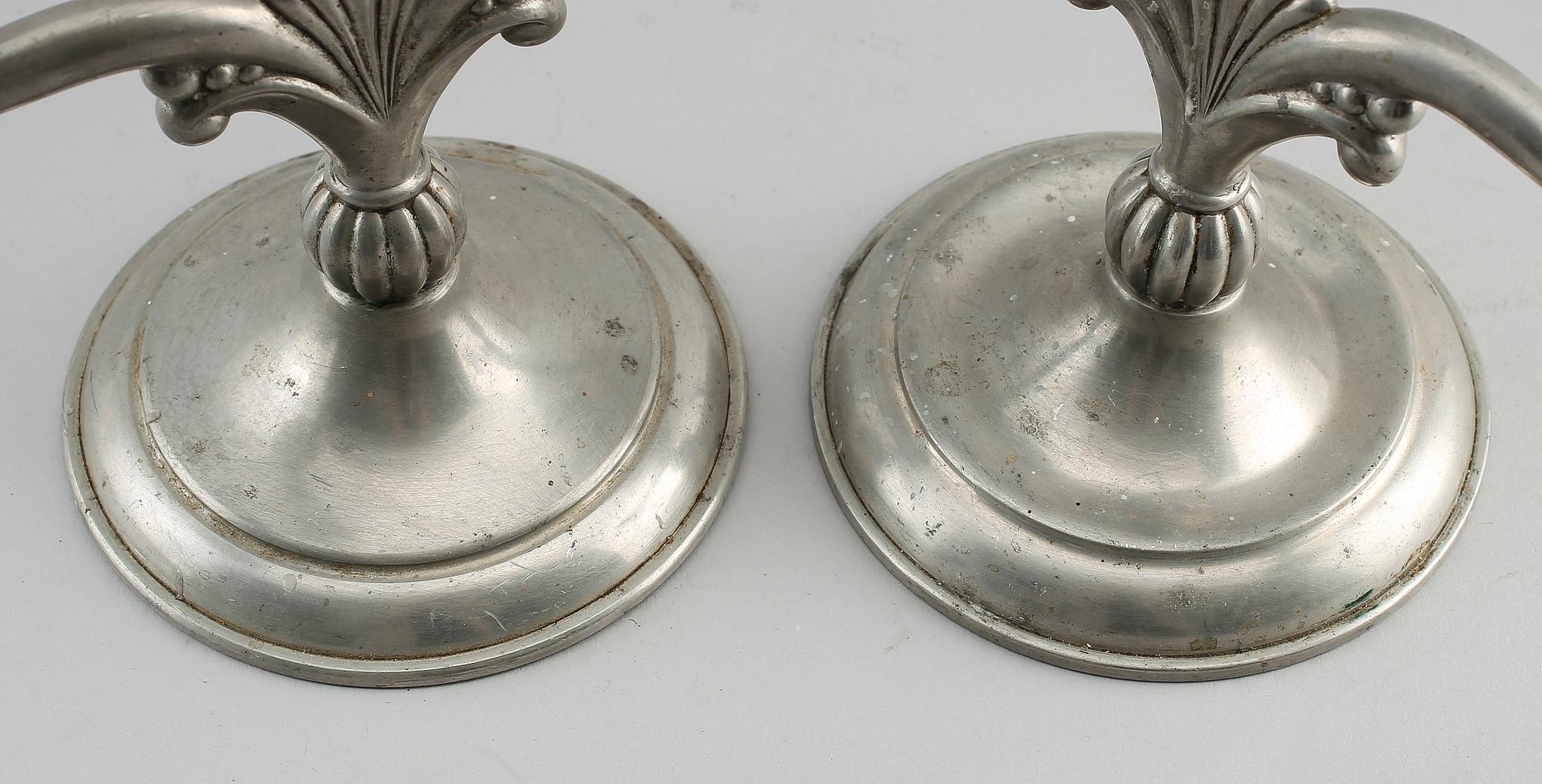 KANDELABRAR, 1 par OCH VÄGGLAMPETTER, 1 par, tenn, 1900-talets första hälft.