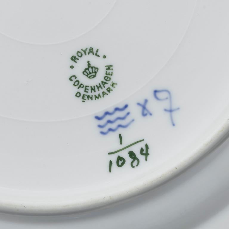 Royal Copenhagen, matservis, 44 delar, porslin, "Musselmalet", helblond , Danmark.