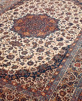 SEMI-ANTIQUE/OLD ESFAHAN. 310 x 211,5 cm (as well as approximitley 2 cm patterned flat weave at each end).