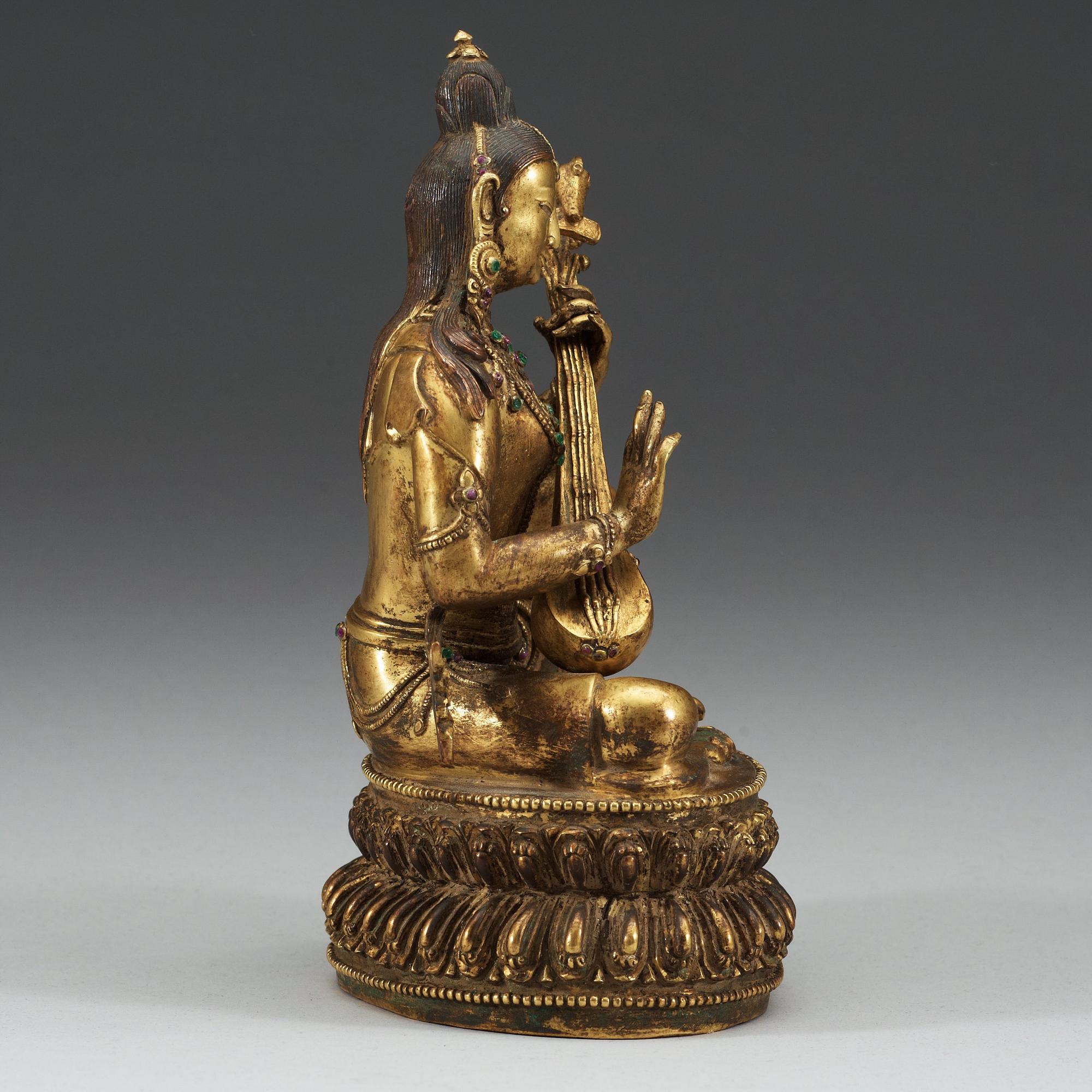 SARASVATI, förgylld brons. Sinotibetansk, Qing dynastin, 1800-tal.