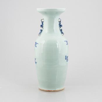 A Chinese porcelain vase, Qing dynasty, 19th Century.