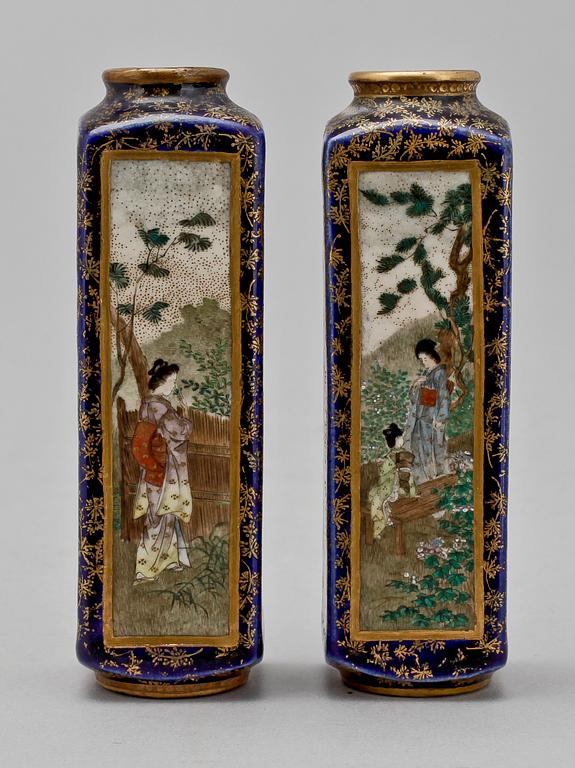 VASER, ett par, porslin, Satsuma, Japan, 1900-tal.