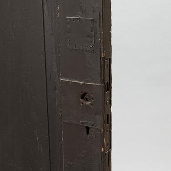 Alpo Jaakola, ovi/veistos, maalattu puu.