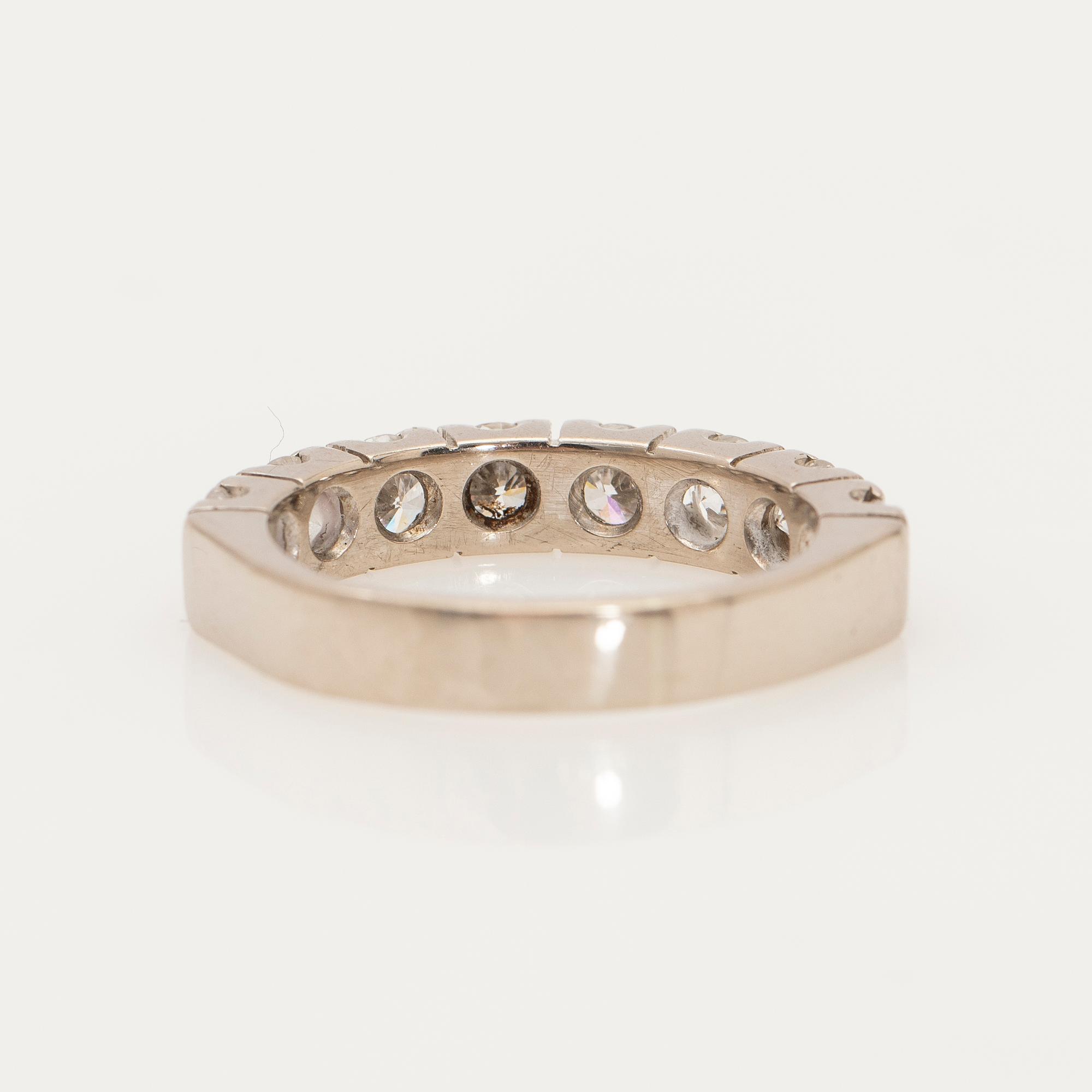 Alliance ring, 18K white gold with brilliant-cut diamonds.