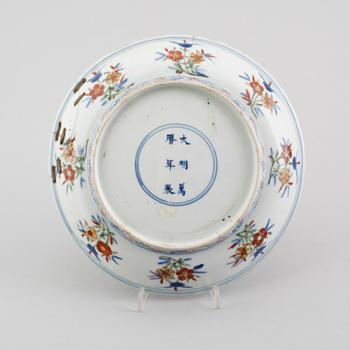 A wucai dish Ming dynasty, with Wanli's six character mark and period (1573-1619).