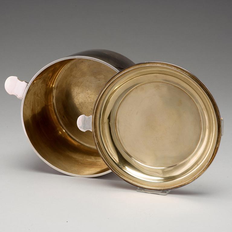 A Russian mid 19th century parcel-gilt silver saucepan and cover, mark of Henrik Hacklin, St Petersburg 1858.