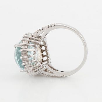 RING med akvamarin och briljantslipade diamanter.