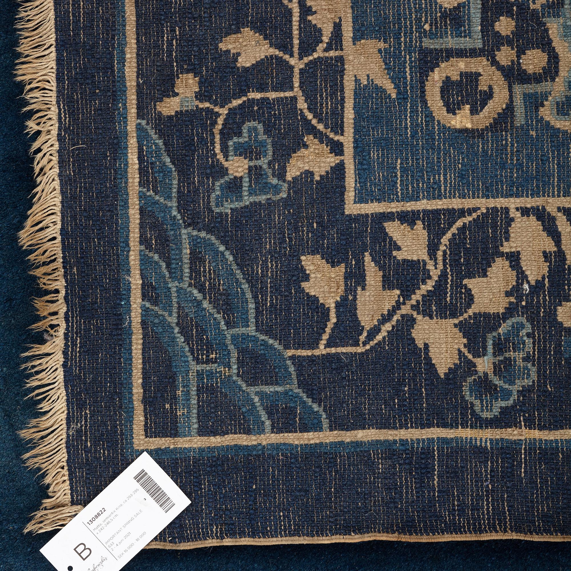 Matta, semiantik Kina, ca 293-295 x 242-246,5 cm.