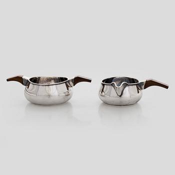 Anna-Greta Eker, Sokerikko ja kermakko, hopeaa ja mahonkia, Auran Kultaseppä oy, Turku 1963.