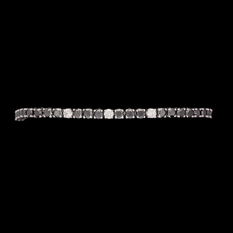 ARMBAND, svarta briljantslipade diamanter, tot. ca 6.15 ct, tre vita diamanter.