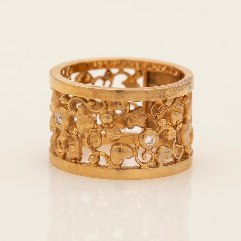 Ole Lynggaard, ring, 18K gold with brilliant-cut diamonds.