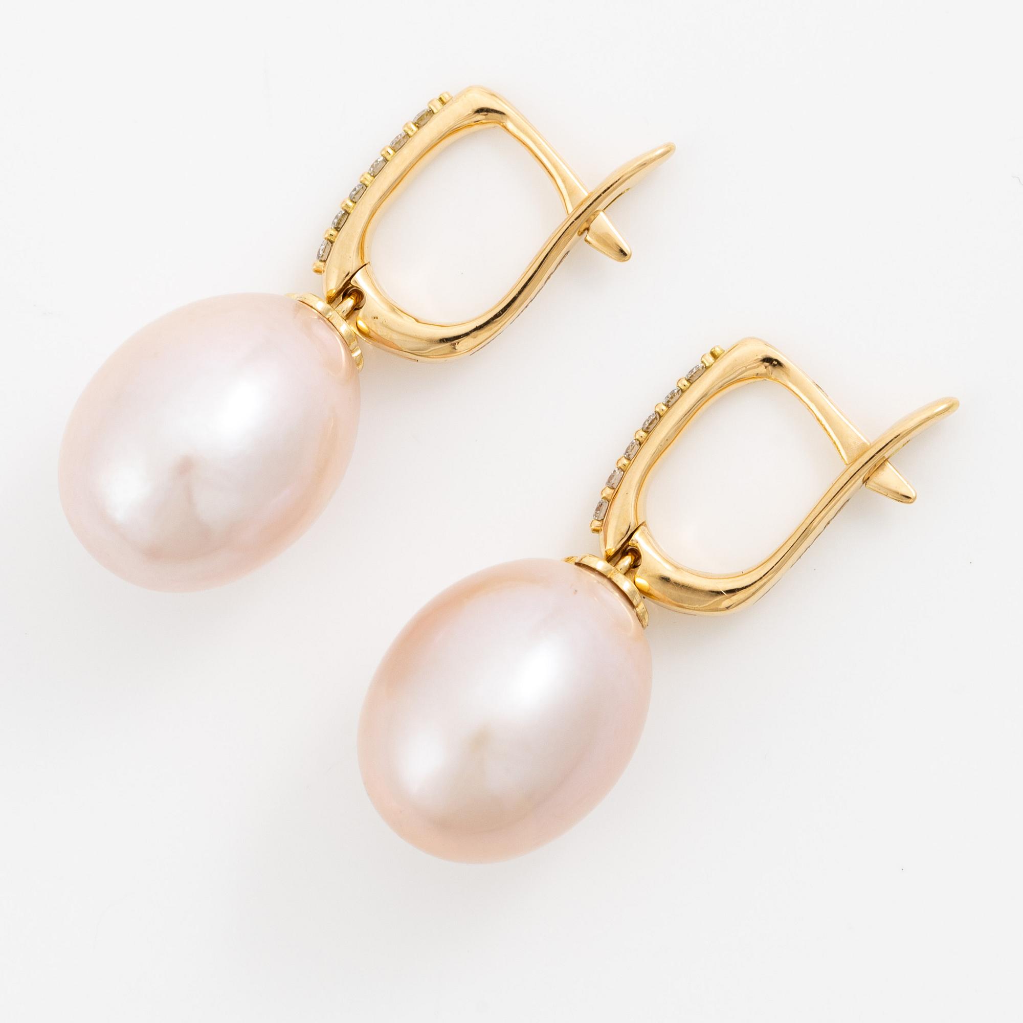 Örhängen 18K guld med odlade sötvattenspärlor och briljantslipade diamanter.