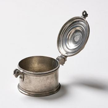 A late baroque pewter butter-box, mark og H. G. Pschorn, Stockholms 1732.
