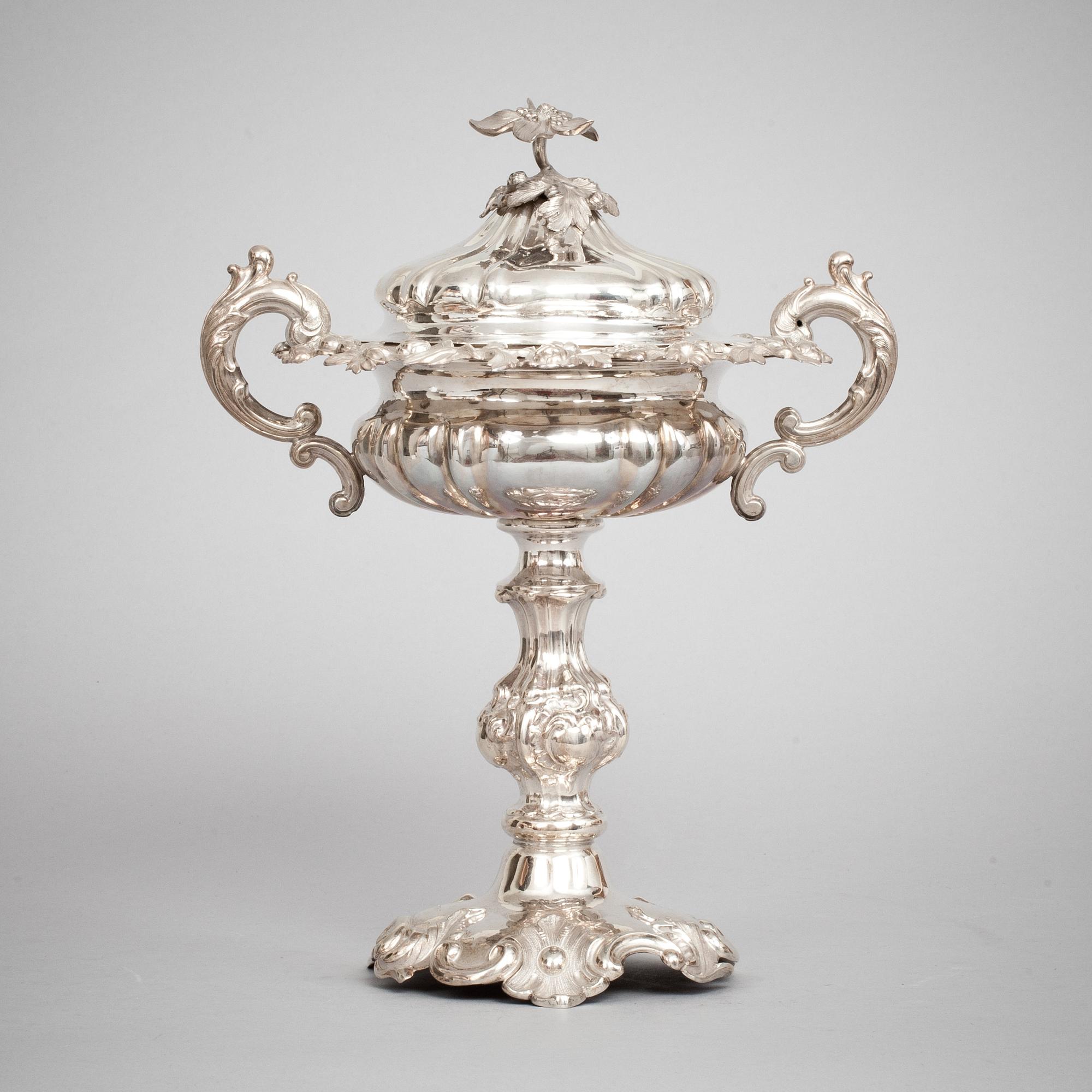 SKÅL PÅ FOT MED LOCK, silver, Gustaf Möllenborg-Feron. Stockholm 1855, nyrokoko. C:a 750 g.