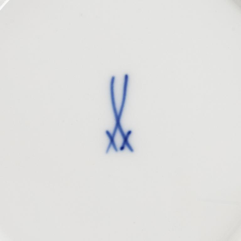 Meissen, servisdelar, porslin, ca 35 delar.  "Lökmönstret". Tyskland.