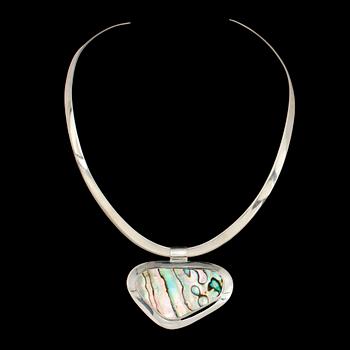 HÄNGE med stelt HALSBAND, silver, 1900-talets andra hälft. Vikt ca 35.