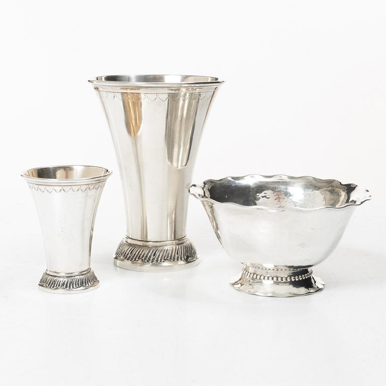 Two silver beakers and a bowl,