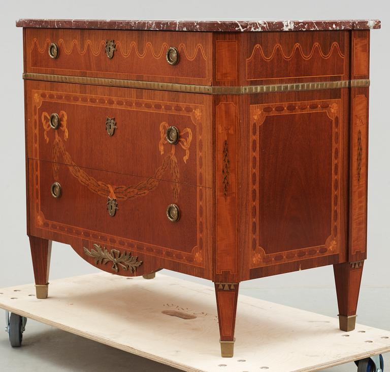 BYRÅ, gustaviansk stil, Carl Löfving & Söner, 1900-talets första hälft.