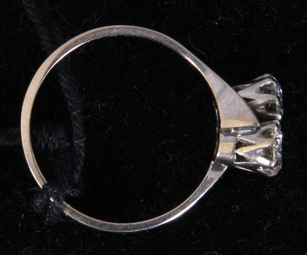 RING, vitguld samt 2 briljanter. Ca tot 0.8 ct.