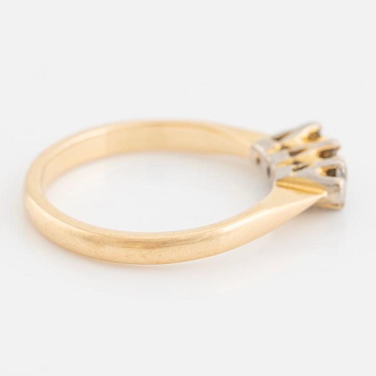 Ring, with three brilliant-cut diamonds.