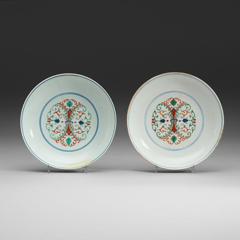 A pair of wucai dishes, Qing dynasty (1644-1912) with Qianlongs and Daoguang sealmarks.