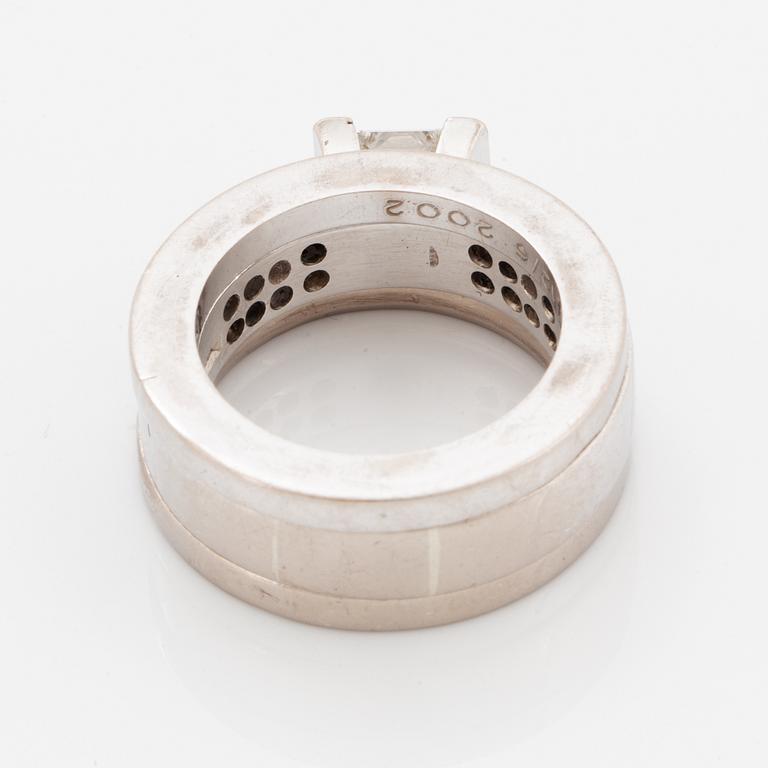 Rolf Karlsson, Three rings, 18K white gold with princess-cut and brilliant-cut diamonds, and two band rings.