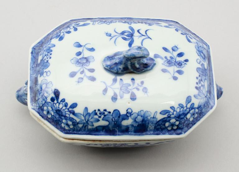 SMÖRASK, porslin, Kina, Qianlong 1736-1795.