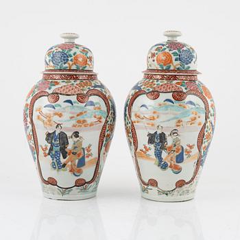 A pair of lidded porcelain urns, Japan, early 20th century.
