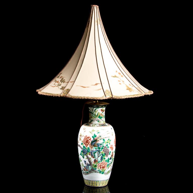 BORDSLAMPA  / LAMPFOT, porslin, Kina 1800-talets slut.
