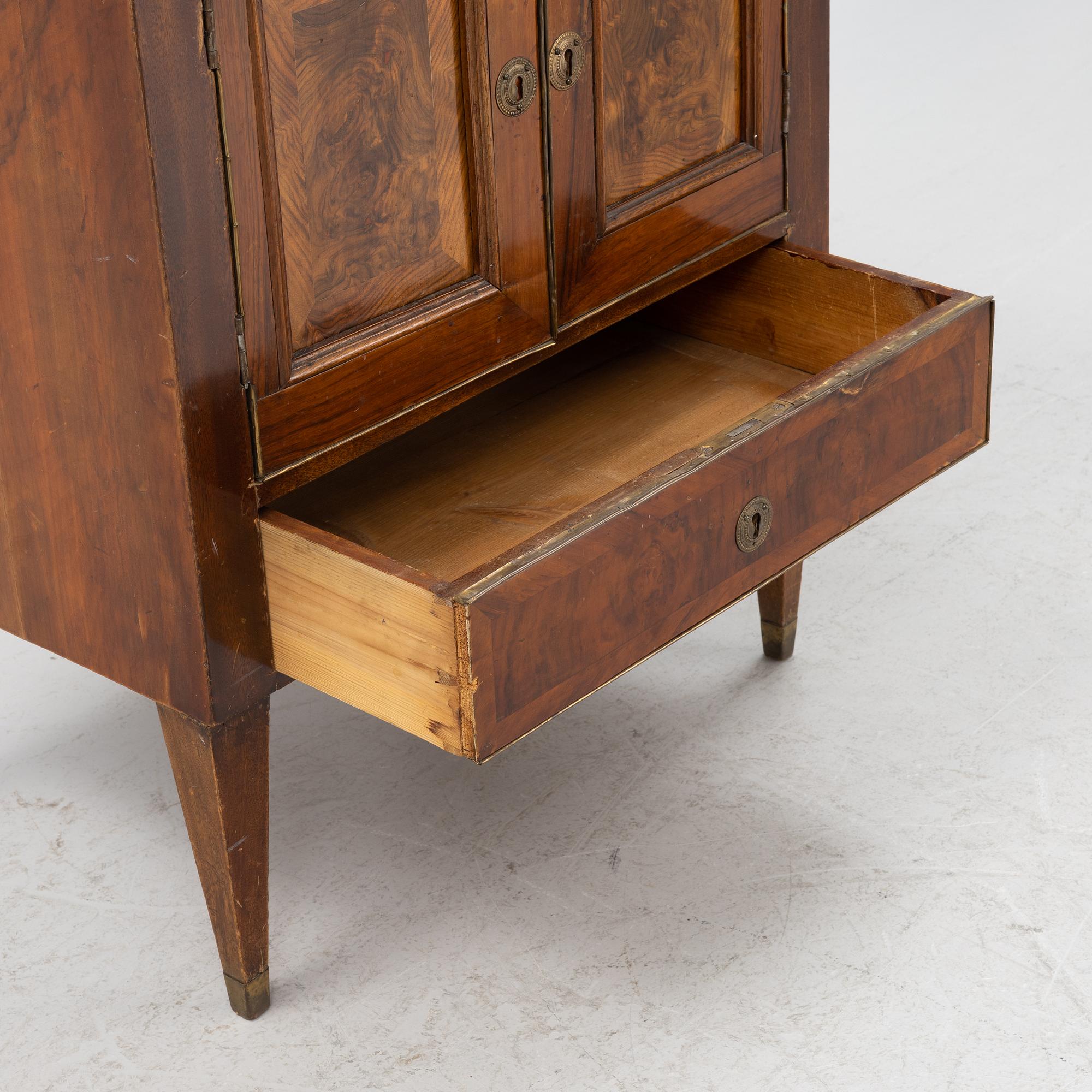 Pottskåp, sengustavianskt, 1800-talets början.