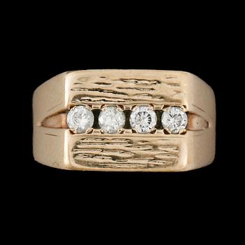 RING, 9k guld med 4 briljantslipade diamanter tot ca0,40ct. Vikt ca6g.
