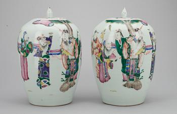 BOJANER, ett par, porslin, Kina sekelskiftet 1800/1900.