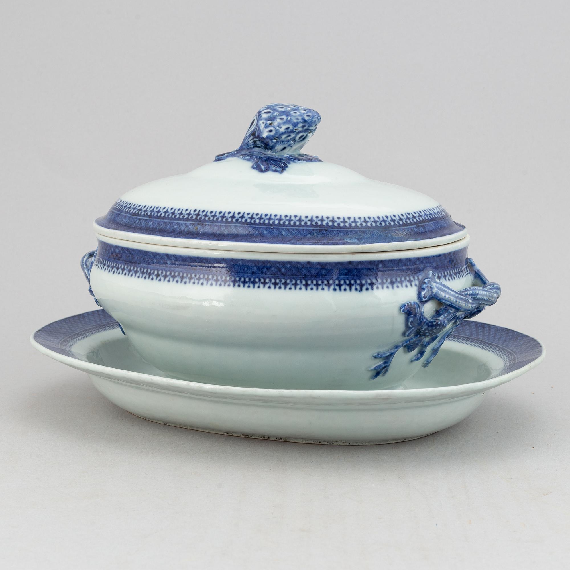 A blue and white tureen with cover and stand, Qing dynasty, 19th Century.