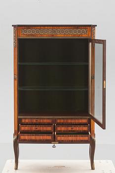 VITRINSKÅP, gustaviansk stil. 1900-tal.