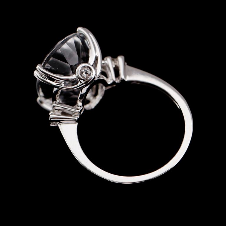 RING, 14 k vitguld, oval fasettslipad kvarts, briljantslipade diamanter tot 0.05 ct.