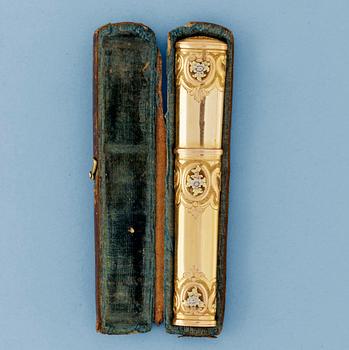 559. NÅLHUS, guld 18k, en quatre couleurs, av Hans Henrik Wihlborg, Stockholm 1789.