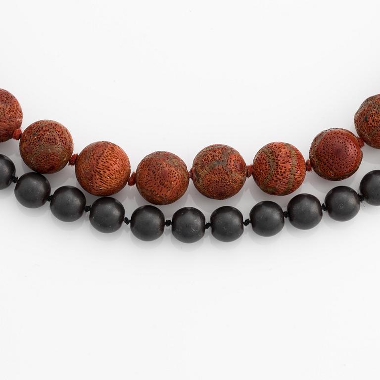 Ole Lynggaard, kullås i 18K guld med två collier, korall och grå stenpärlor.