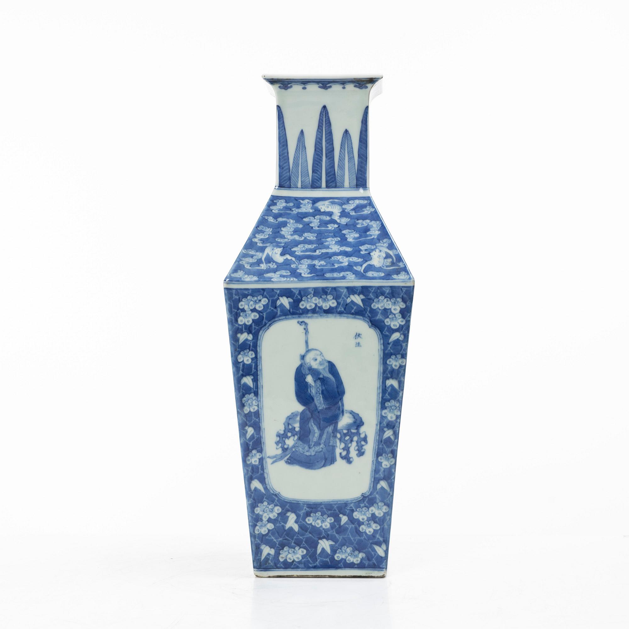 A blue and white porcelain vase, China, 19th century.