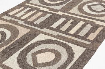 a carpet, flat weave, ca 242,5 x 170,5 cm, signed GBJ as well as a weavers signature in the form of a light blue square.